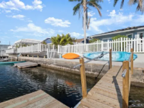 Oasis on the Gulf, screened pool, sunset, kayaks! Hotels in Hernando Beach