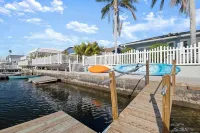 Oasis on the Gulf, screened pool, sunset, kayaks! Hotels in Hernando Beach