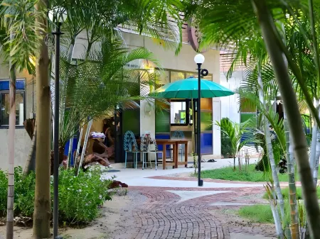 The Picturebook Guesthouse Отели рядом с достопримечательностью «Wat Don Kaeo»