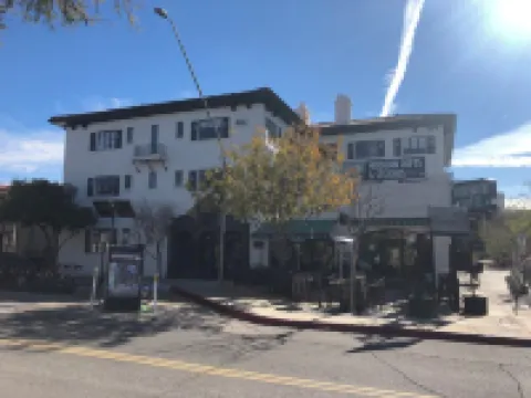 Space Jungle Studio with Free Parking, King Bed walk to UofA, Nightlife and Food