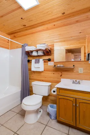 Rustic Coyote Ridge Cabin with a Hot Tub