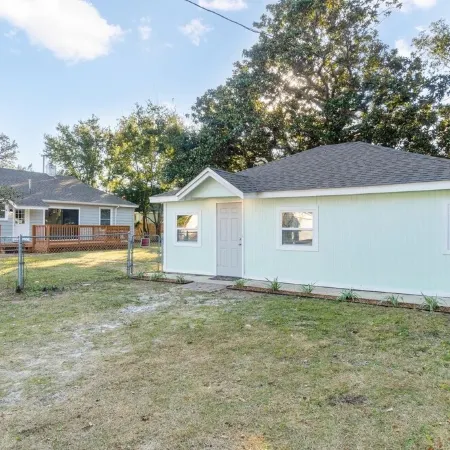 2 bd 1 bath home - King bed - close to beaches&downtown - backyard with firepit
