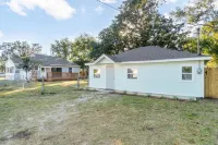 2 bd 1 bath home - King bed - close to beaches&downtown - backyard with firepit