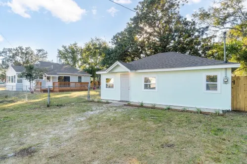 2 bd 1 bath home - King bed - close to beaches&downtown - backyard with firepit Hotels in Warrington