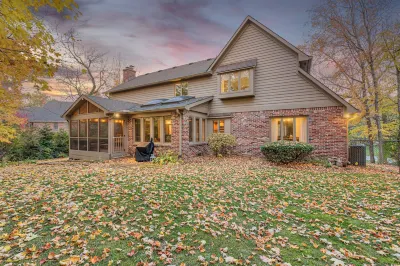 BIG Indy Funhouse: Huge Game Room, Billiards, Pong, Basketball, & More! Hotels in 