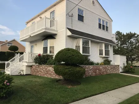 NEWLY DISCOUNTED AVALON house accross from the Bay and 12 houses from the beach Отели в г. Авалон