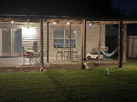 Charming Home with Oak Tree Lined Streets in the Heart of Lake Charles. Отели в г. Лейк-Чарльз