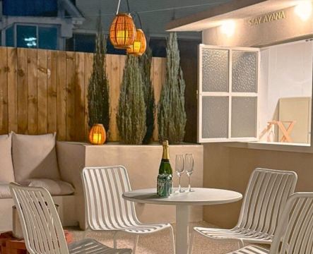 박스 호텔 깔끔한 침실 이미지