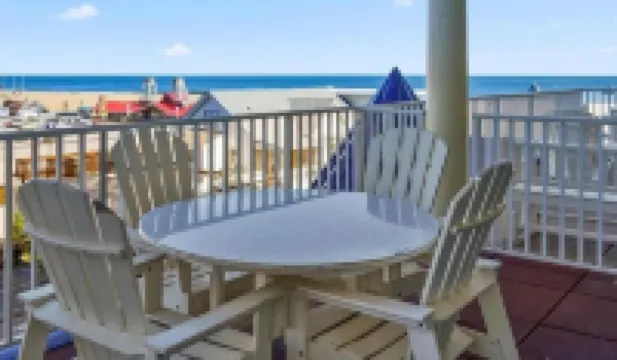 Belmont Towers 409 HUGE BALCONY, Boardwalk, Pool, Gym, Sauna, Ocean & Bay Views!