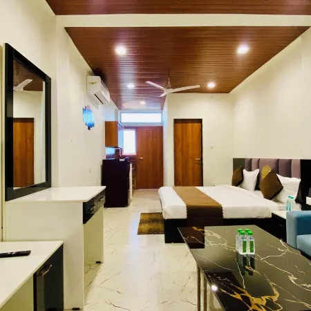 Stay 10 Parallel Apartment Hotel