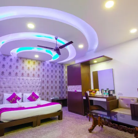 Hotel Surya International Отели рядом с достопримечательностью «Карол-Бах»