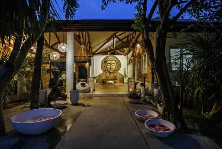 Buena Vida Resort and Spa Отели рядом с достопримечательностью «Логон Бич»