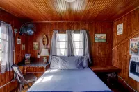 Mackinaw Timbers Cabins - parking