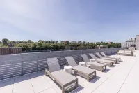 Airy 3 Br Flat w Shared Deck - Gym - Mins to NYC - Holiday Apartments