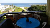 2 Bed Flat - Sleeps 6 - Pets - Pool - Parking - Chalets