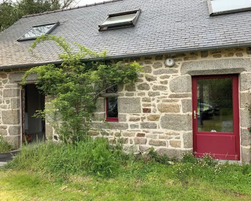 Traditional Breton farmhouse with garden, wood-burning stove and sauna Hotels in Tregunc