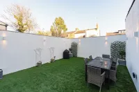 Gloucester Place Townhouse with Hot Tub!