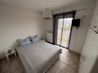 VerGian Brand New Spacious Apt at Agioi Theodoroi Các khách sạn ở Agioi Theodoroi