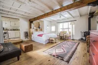 Taos Goji Farm & Eco-Lodge Retreat فنادق في Taos Ski Valley
