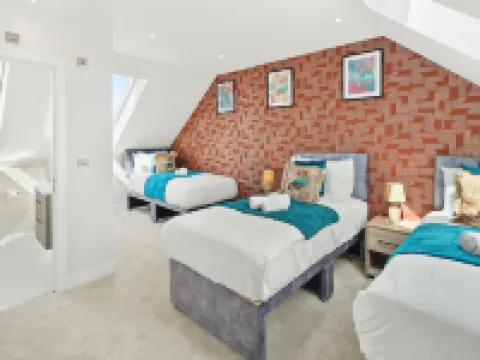 Cove Road Houses by Redwood Stays Hotels in Farnborough