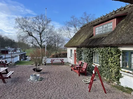 Husargårdens Bed & Breakfast Отели в г. Шебу