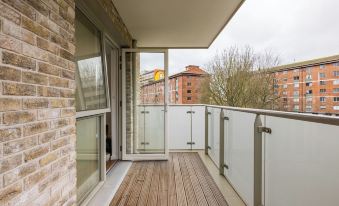 Sophisticated 2 Bed Flat with Balcony in Acton