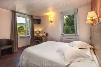 Logis Hôtel Restaurant les 2 Rives - A75, en Bordure de rivière Hotels in Buzeins