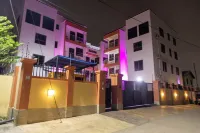 3 Bed Deluxe Apartment - Wifi Parking Aircon Hotels in Kwashieman