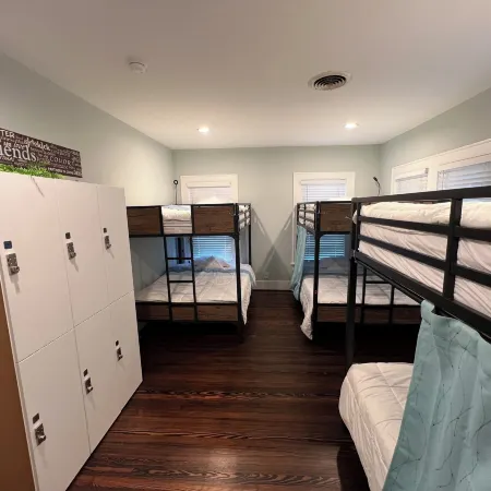 MyCrib Houston Hostel Отели рядом с достопримечательностью «Менил Коллекшен»