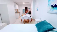 Hostal Estudios Отели рядом с достопримечательностью «Platja del Coco»