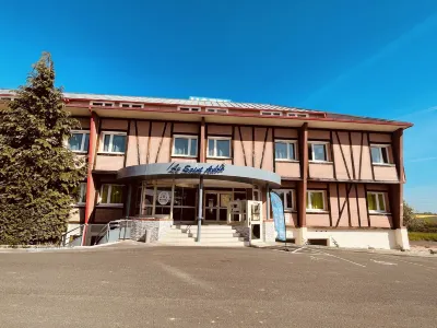 Hotel le Saint Aubin فنادق في Forges-les-Eaux