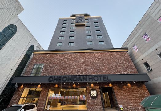 [첨단 호텔 로비 전경]