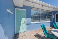 Coastal Getaway Retreat–Steps to the Beach! Studio/1BA. Sleeps 2. In 4-Plex.Pool
