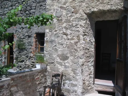 Ancient house in the village, in the green, equipped with everything, for couples or families of 5 Отели в г. Масса-Каррара