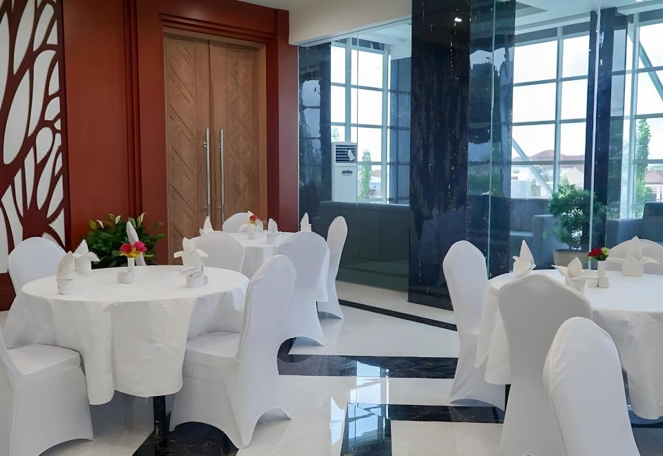 롬복 바간자 호텔의 실내 레스토랑 또는 라운지 이미지