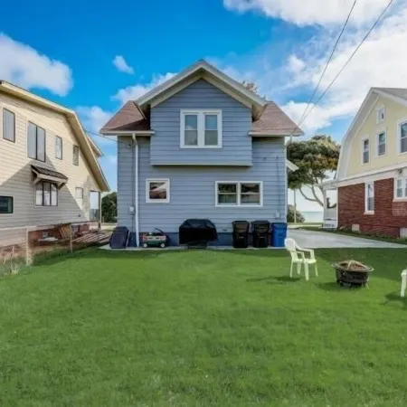 Enjoy Lakefront living with family!