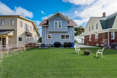 Enjoy Lakefront living with family! Отели в г. Racine County