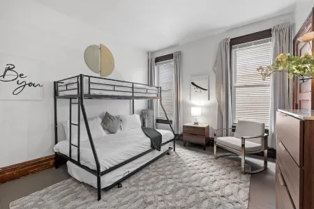 Luxury Historic Home - Stellar Location Отели рядом с достопримечательностью «UWM English as a Second Language Program»