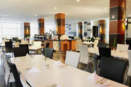 Lorin Syariah Hotel Sentul Отели в г. Babakan Madang