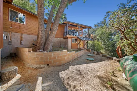 Serene Mountain Retreat with Hot Tub and Koi Pond - Luxurious Getaway