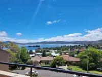 *Cascades 15 - Amazing Lake Views w Balcony's | Spa Bath | Split-Level | WiFi*