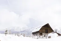 Upscale Finishes and Scenic Emerald Views - Luxurious Mountain Haven