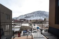 Granite Countertops and Secure Parking in Downtown - Elegant Retreat