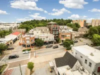 Covered Porch and Walkable to Dining and Entertainment - Charming Vibrant Oasis Hotel di Fayetteville