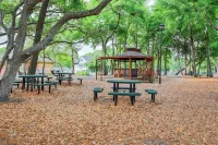 200 Steps to Beach! Family Tides w/Heated Pool and Ocean Views. Walk to Pier!