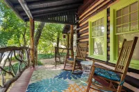 CLOSE TO DOWNTOWN- The Peacock Retreat- Dogs Stay Free