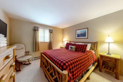 Ski-in/ski-out condo with mountain view, seasonal pool