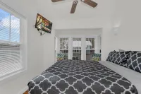 Private Deck and Fire Pit Near Paw Paw Lake - Charming Cottage Retreat Các khách sạn ở Lake Michigan Beach