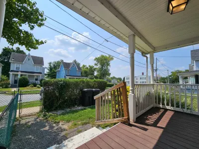 Charming Backyard Oasis with Fire Pit - Spacious and Inviting Retreat Hotel berhampiran Souris Towson