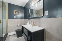 Modern Comfort with Easy NYC Transit Access - Charming Getaway Hotels in Bayonne